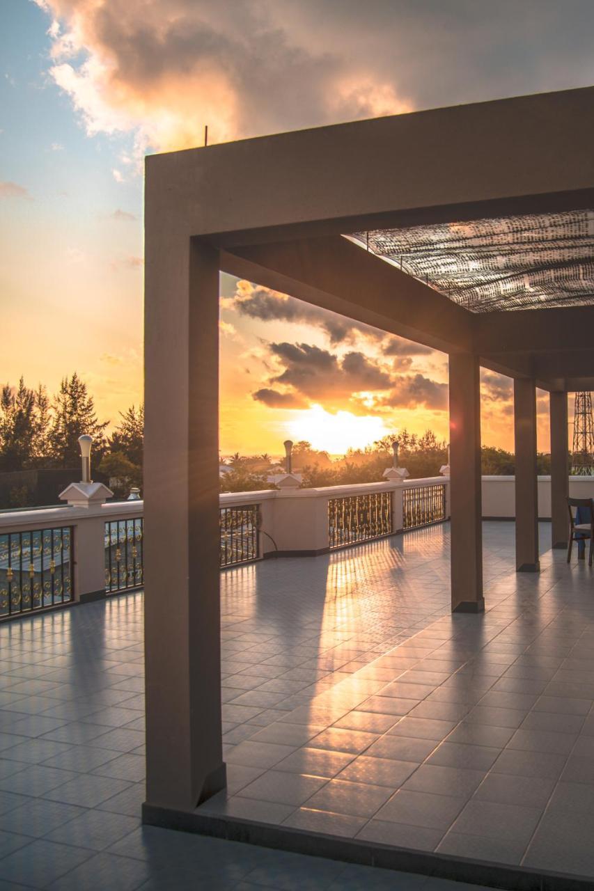 Abuharee Grand Hotel Addu City Exterior photo